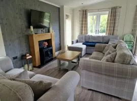 Lodge - Sleeps 6 hot tub & pet friendly