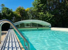 Gîte "Côté Terre", avec piscine chauffée, hôtel à La Roche-sur-Yon près de : Golf Domangère