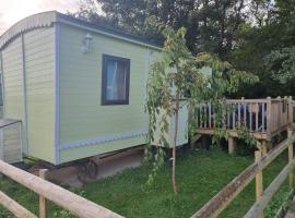 Glamping Hut - Riverview 4, hotel with parking in Welshpool