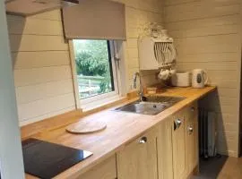 Glamping Hut - Sleeps 2 hot tub & parking