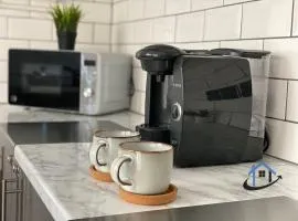 Acaster House, x4 rooms with en-suites x1 room private bathroom, street parking, close to train station