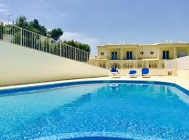 Villa in the heart of the sunny beach of Albufeira、ギーアのホテル
