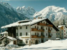 Hotel Garnì Miramonti، فندق في فالكادي