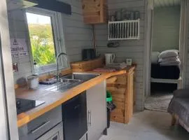 Glamping Hut - Sleeps 2 hot tub & parking