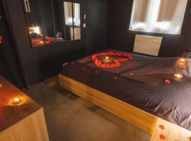 Eden House, Cocon intimiste et romantique avec jacuzzi, stuga i Carpentras