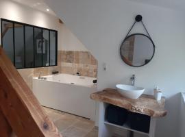 Appartement chaleureux avec Jacuzzi, holiday rental in Banassac