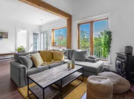 Chalet Le Cozy hot tub Lakeview beach access full of near by activities