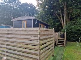 Glamping Hut - Riverside 1, vacation home in Welshpool