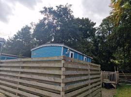 Glamping Hut - Riverside 2, villa í Welshpool