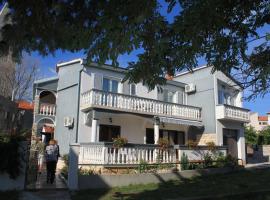 Apartments by the sea Kukljica, Ugljan - 8400: Kukljica şehrinde bir otel