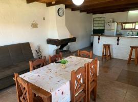 Casa amplia Costa Azul, La Paloma a 2 cuadras de la playa, casă de vacanță din La Paloma