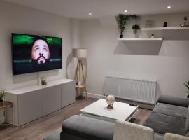 4 bed apartment In Enfield north London, hotel in Enfield Lock
