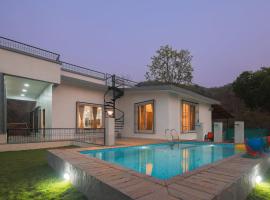 Enchanting Pastures by StayVista - A Hill-view villa with Pool, Lawn, Gazebo & Terrace, medencével rendelkező hotel Khopoliban