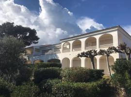 Coves Noves Nice apartment of 75 m2 10 minutes walk from the beach of Arenal d'en Castell, hotel na praia em Es Mercadal