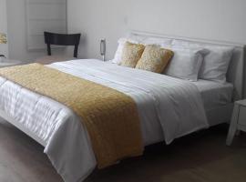 Confortable, moderno y hermoso departamento., cheap hotel in Quito