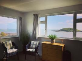 Sea Spirit - Sweeping Sea Views first floor spacious modern apartment in Looe- with FREE parking!, appartement in Looe