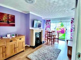 3 bed house in Walsall, perfect for contractors & leisure & free parking, hotell i Walsall