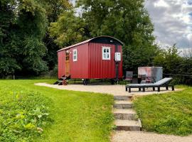 Sheelin Shepherds Hut 2 with Hot Tub, hotell med bubbelbad i Mountnugent