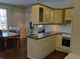 Kirstulan Kartanon p&auml;&auml;rakennuksen upea p&auml;&auml;tyhuoneisto, holiday rental in H&auml;meenlinna