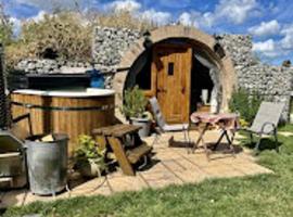 Romantic escape luxury Hobbit house with Hot tub!，希內斯的飯店