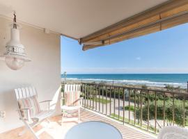 LETS HOLIDAYS Beach front apartment in Gavà Mar, Pine Beach, viešbutis mieste Gava