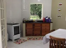 Chalé em meio à natureza, com riacho no quintal