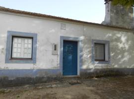 CASA DO FUMEIRO., hotel with parking in Lavre