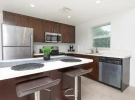 Spacious entire Apartment with Free Parking
