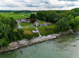 Cozy Lakefront Cottage, hotel di Huron