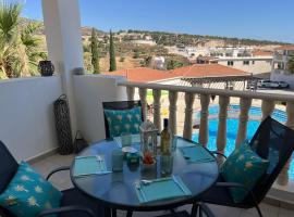 Beautiful 2 Bed Apartment in Peyia Valley, Paphos, hotel en Peyia