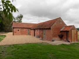 Beautiful barn conversion surrounded by woodland near Newark Show-ground, hotel with parking in Stapleford