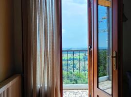Wooden Sofita House with Unlimited View, hotel di Grevena