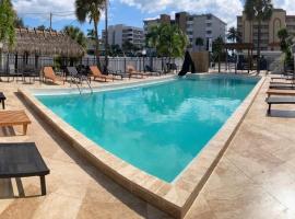 Holiday Isles Resort: St Pete Beach şehrinde bir otel