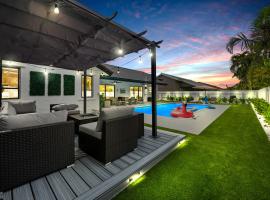 Villa Paradise Miami, Luxury Gem with Heated Pool, Game Room, Fire Pit, 3 Bed 2 Bath, stuga i Miami