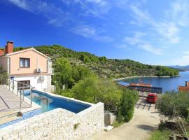 Seaside family friendly house with a swimming pool Cove Mikulina Luka, Korcula - 20116, hotel in Vela Luka