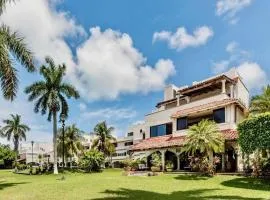 Elegant Lagoon front Villa by CASA PARAISO