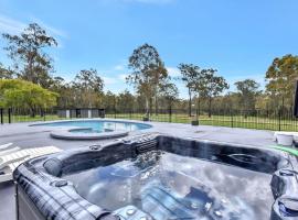 Kitchener Country Estate with Pool Hot Tub on private acres that sleeps up to 18, hotel i Kitchener