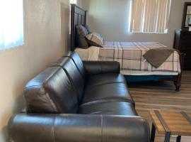 Private Long Term Bedrooms Near USC & SoFi in Duplex, hotel with parking in Los Angeles
