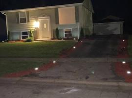 Astonishing 4 bdrm home 30 min to Dwntwn!, hotel v destinaci Sauk Village