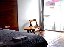 Une Jai Place เรือนอุ่นใจ, hotel in Phimai
