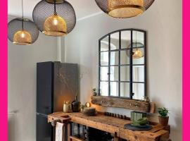 ALTE SCHULE WITTENBERG, 3 Ferienwohnungen f&uuml;r bis zu 12 Personen, an der Elbe, mit Garten