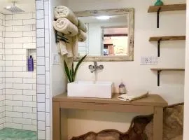 Prickly Pear Unique Studio with bathroom built into the Granite boulders, Amazing Views, Front & back porches, Firepit,Dog friendly