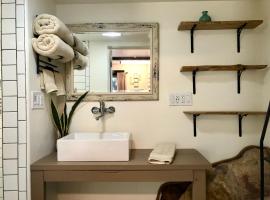 NEW! Prickly Pear Unique Studio with bathroom built into the rocks, apartment in Prescott