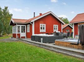 Awesome Home In Karlstad With Jacuzzi, 3 Bedrooms And Wifi, hotell i Karlstad