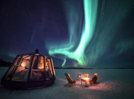 Aurora Igloo with private hot tub by Invisible Forest Lodge, hotell i Rovaniemi