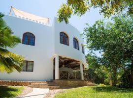 Villa PundaMilia Private Pool free wifi secure, allotjament a la platja a Kwale