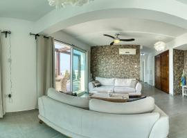 Joya Cypern Golden Deluxe Penthouse Apartment, hotel cu piscine din Ayios Amvrosios