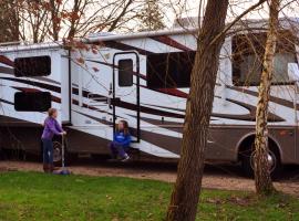 Luxury American RV with Hot Tub, hotel in West Chiltington