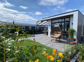 LUXUS Cube Ferienhaus Chalet am See mit Schwimmbad in Lathum NL, hotel v destinaci Lathum