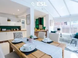 Open Plan - 3 Bedroom House - Garden and Outdoor Seating - Driveway Parking - Short Drive to City Centre